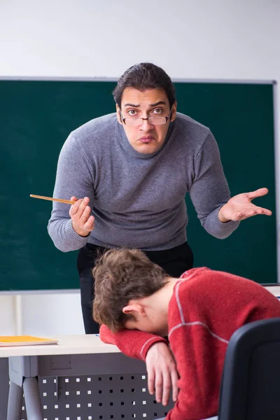 Joven profesor y colegial en el aula — Foto de Stock