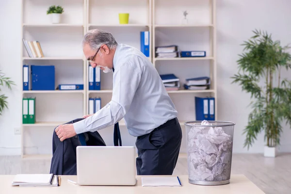 Vieil homme d'affaires rejetant les nouvelles idées avec beaucoup de papiers — Photo