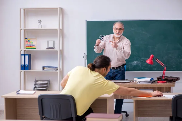 Viejo profesor y joven estudiante masculino en el aula —  Fotos de Stock