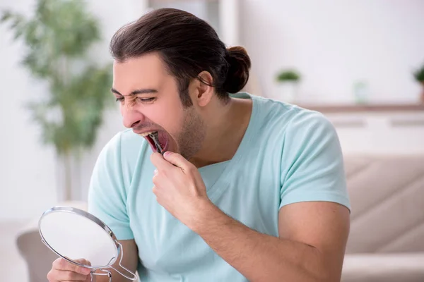 Young man suffering from toothache — Stock Photo, Image