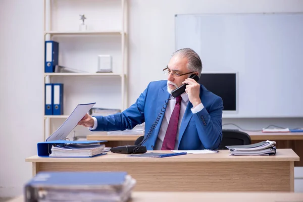 Ancien employé du patron travaillant dans le bureau — Photo