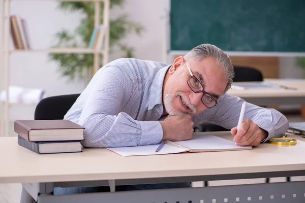 Alt männlich lehrer im die klasse — Stockfoto