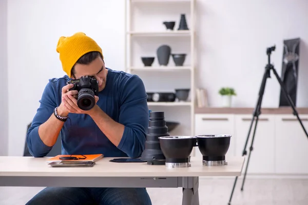 Mladý muž fotograf pracující ve studiu — Stock fotografie