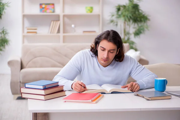 Junge männliche Studenten bereiten sich zu Hause auf Prüfungen vor — Stockfoto