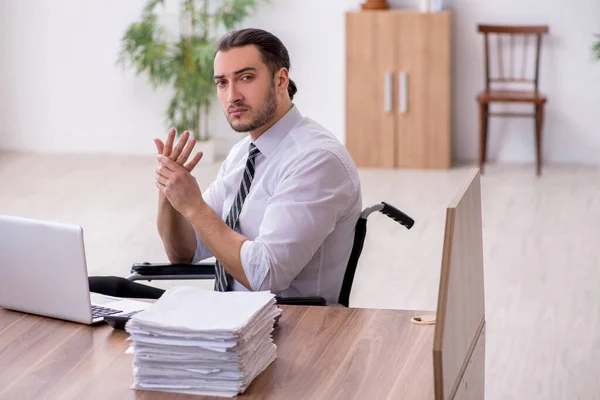 Unga arbetstagare med funktionshinder som lider på arbetsplatsen — Stockfoto