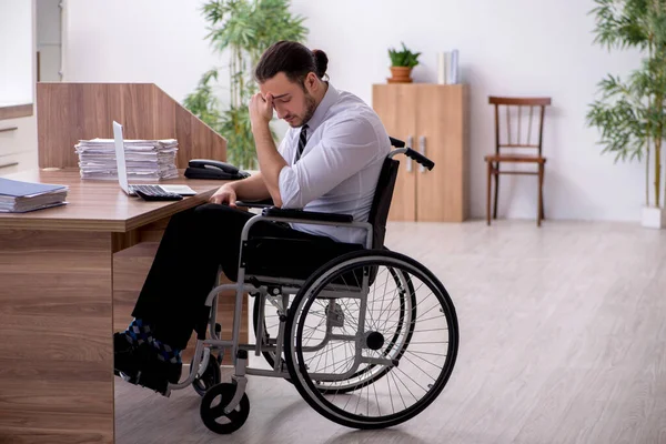 Giovani disabili che soffrono sul posto di lavoro — Foto Stock