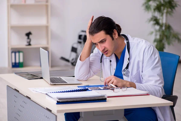 Junger Arzt arbeitet im Krankenhaus — Stockfoto