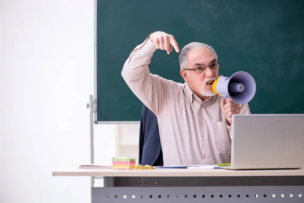 Öreg férfi tanár az osztályteremben. — Stock Fotó