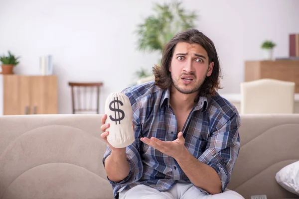 Junge männliche Studenten im Armutskonzept — Stockfoto