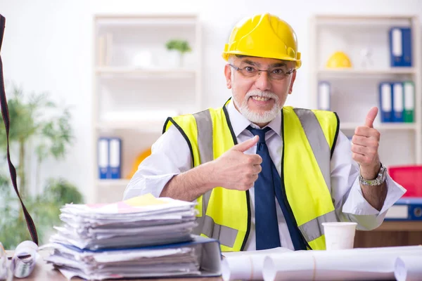 Old male architect working in the office — Stock Photo, Image