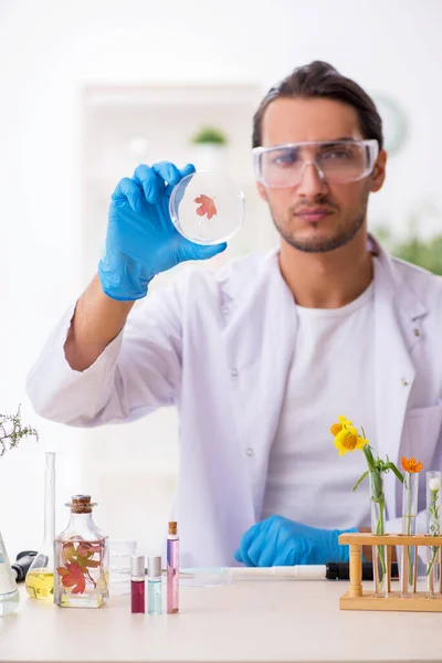 Jeune chimiste masculin dans le concept de synthèse de parfum — Photo