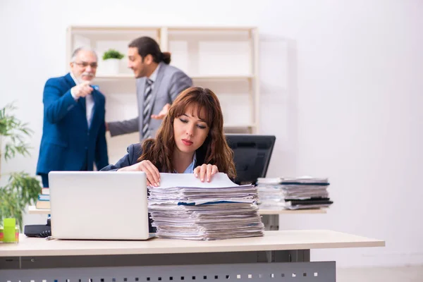 Twee mannelijke en één vrouwelijke werknemer werkzaam op kantoor — Stockfoto