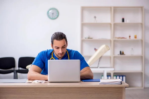 Junger Arzt arbeitet in der Klinik — Stockfoto