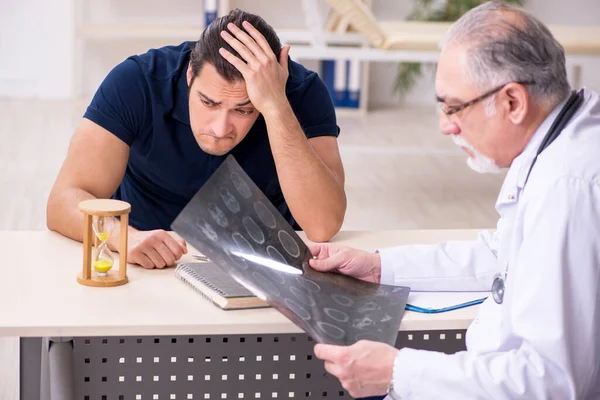 Male patient visiting doctor radiologist in time management conc — Stock Photo, Image
