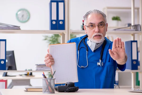 Vieux médecin masculin travaillant à la clinique — Photo