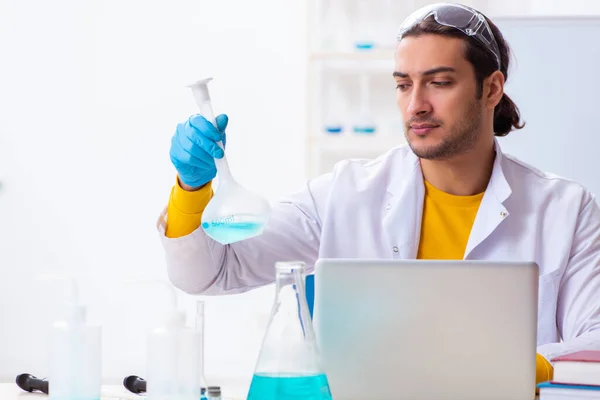 Ung manlig kemist student förbereder sig för examen — Stockfoto