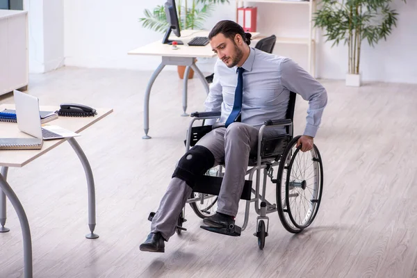 Ofiste çalışan genç bacağı yaralı bir çalışan.