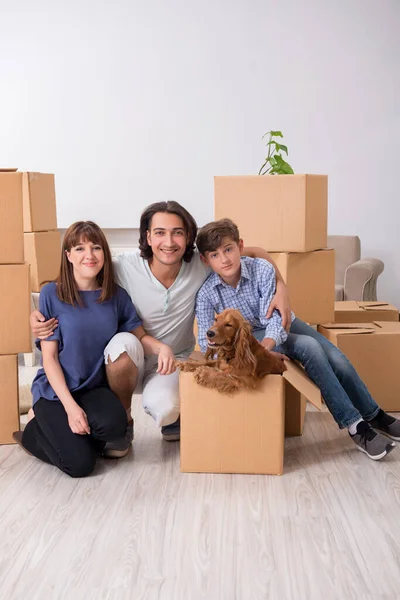 새로운 아파트로 이사하는 젊은 가족 — 스톡 사진