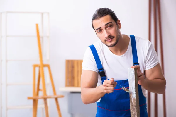 Joven contratista masculino trabajando en taller — Foto de Stock