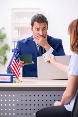 Vize için Amerikan Büyükelçiliğini ziyaret eden genç bir kadın