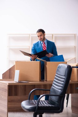 Taşınma konseptinde çalışan genç bir erkek.