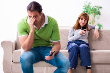 Gadget bağımlılığı konseptinde genç bir çift