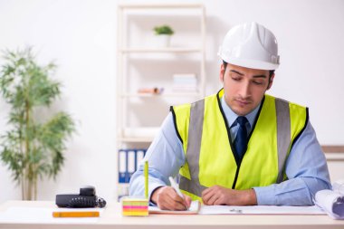 Ofiste çalışan genç erkek mimar.