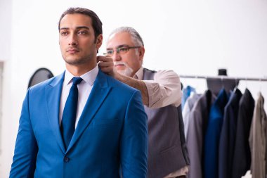 Genç işadamı yaşlı terziyi ziyaret ediyor.