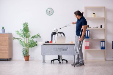 Genç bacağı yaralı bir adam ölü doktoru ziyaret ediyor.