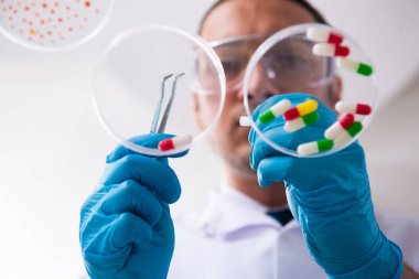 Laboratuvarda çalışan genç bir eczacı.