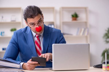 Ofiste çalışan komik bir palyaço.