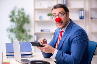 Ofiste çalışan komik bir palyaço.