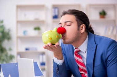 Ofiste çalışan komik bir palyaço.