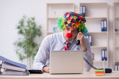 Ofiste çalışan komik bir palyaço.