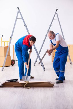 İki müteahhit ve yılan içeride.