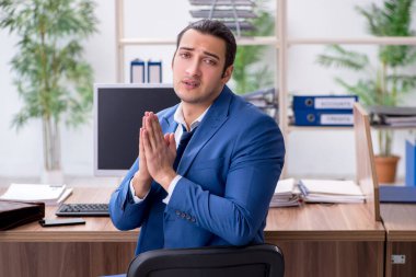 İş yerinde çalışan genç bir erkek işadamı