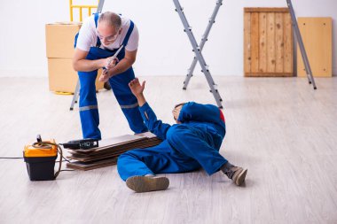 İki müteahhit ve yılan içeride.