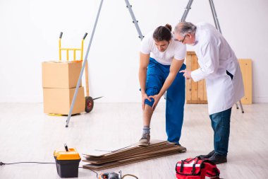 Deneyimli sağlık görevlisi yılan tarafından ısırılan işçiye yardım ediyor.