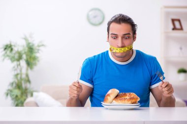 Diyet konseptinde genç aç bir adam