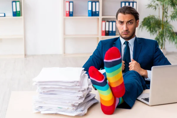 事務所で働く若い男性実業家 — ストック写真