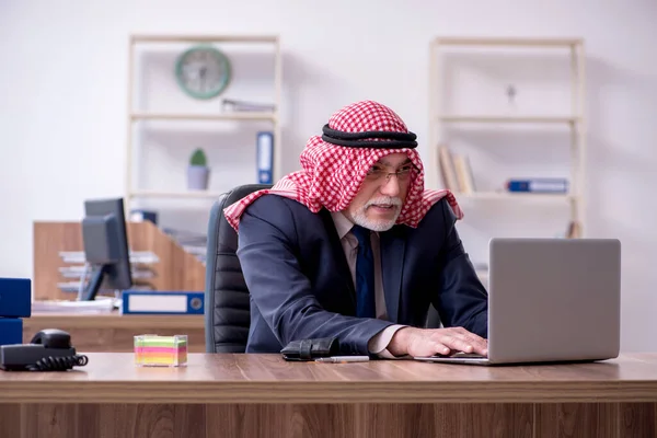 事務所の古いアラブ人実業家 — ストック写真