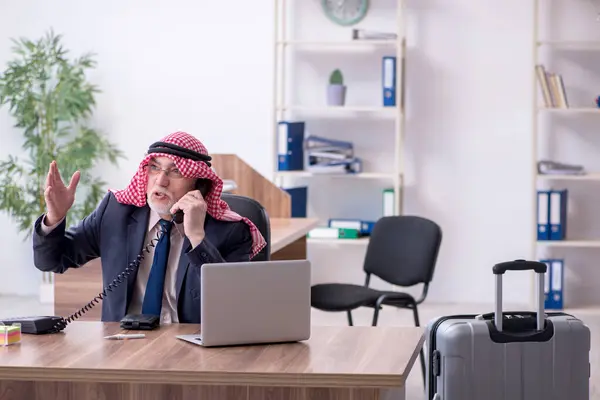 Oude Arabische zakenman bereidt zich voor op zakenreis — Stockfoto