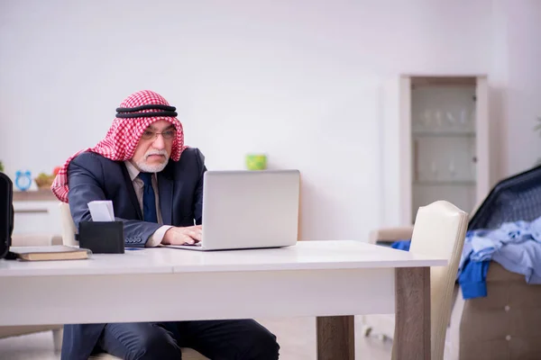 Viejo hombre de negocios árabe preparándose para un viaje de negocios —  Fotos de Stock