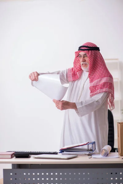 Vieil homme d'affaires arabe dans le concept de déménagement de bureau — Photo