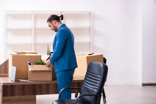 Junge männliche Mitarbeiter im Umzugskonzept — Stockfoto