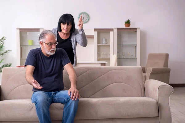 Ouderpaar heeft ruzie thuis — Stockfoto