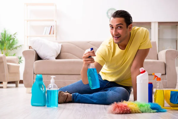 Jonge mannelijke aannemer doet huishoudelijk werk thuis — Stockfoto