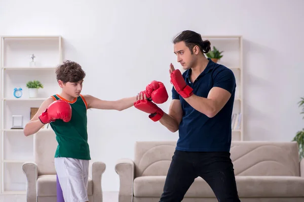 Padre e hijo haciendo ejercicios deportivos en interiores —  Fotos de Stock