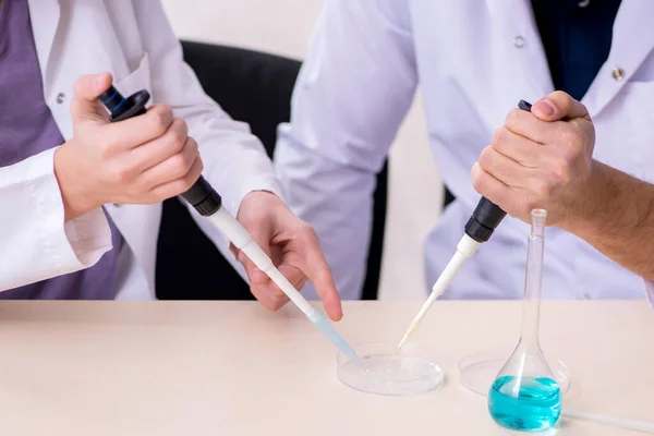 Jeunes chimistes père et fils dans le laboratoire — Photo