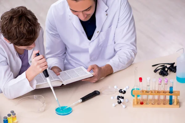 Jeunes chimistes père et fils dans le laboratoire — Photo